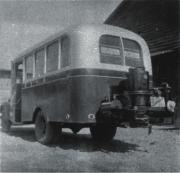 戦時中　ガソリン車に代わり走る木炭バス