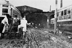 泥土に覆われた大江車庫の復旧 泥土に覆われた大江車庫の復旧
